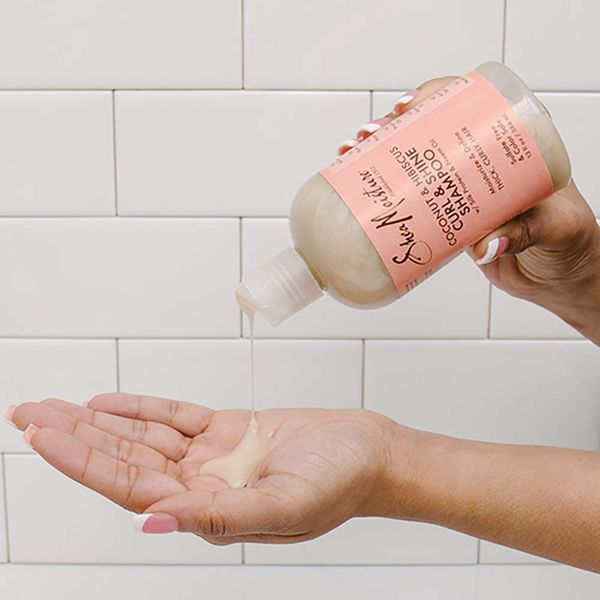 Shampo SHEA MOISTURE për kaçurrela dhe shkëlqim kokosi dhe hibiscus 384 ml