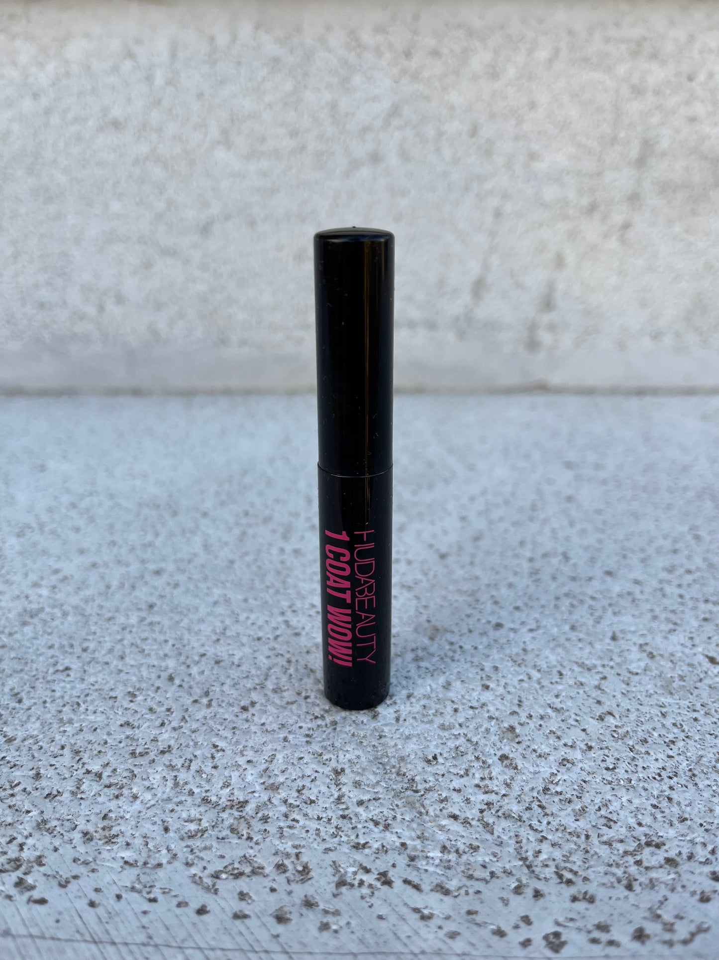 HUDABEAUTY 1 PUSHTE WOW! Maskara Extra Volumizing dhe Lifting Madhësia e udhëtimit 2ML