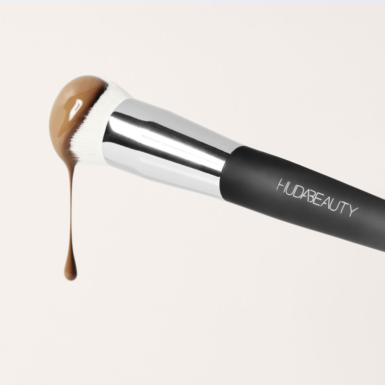 HUDA BEAUTY Easy Blur Base Brush